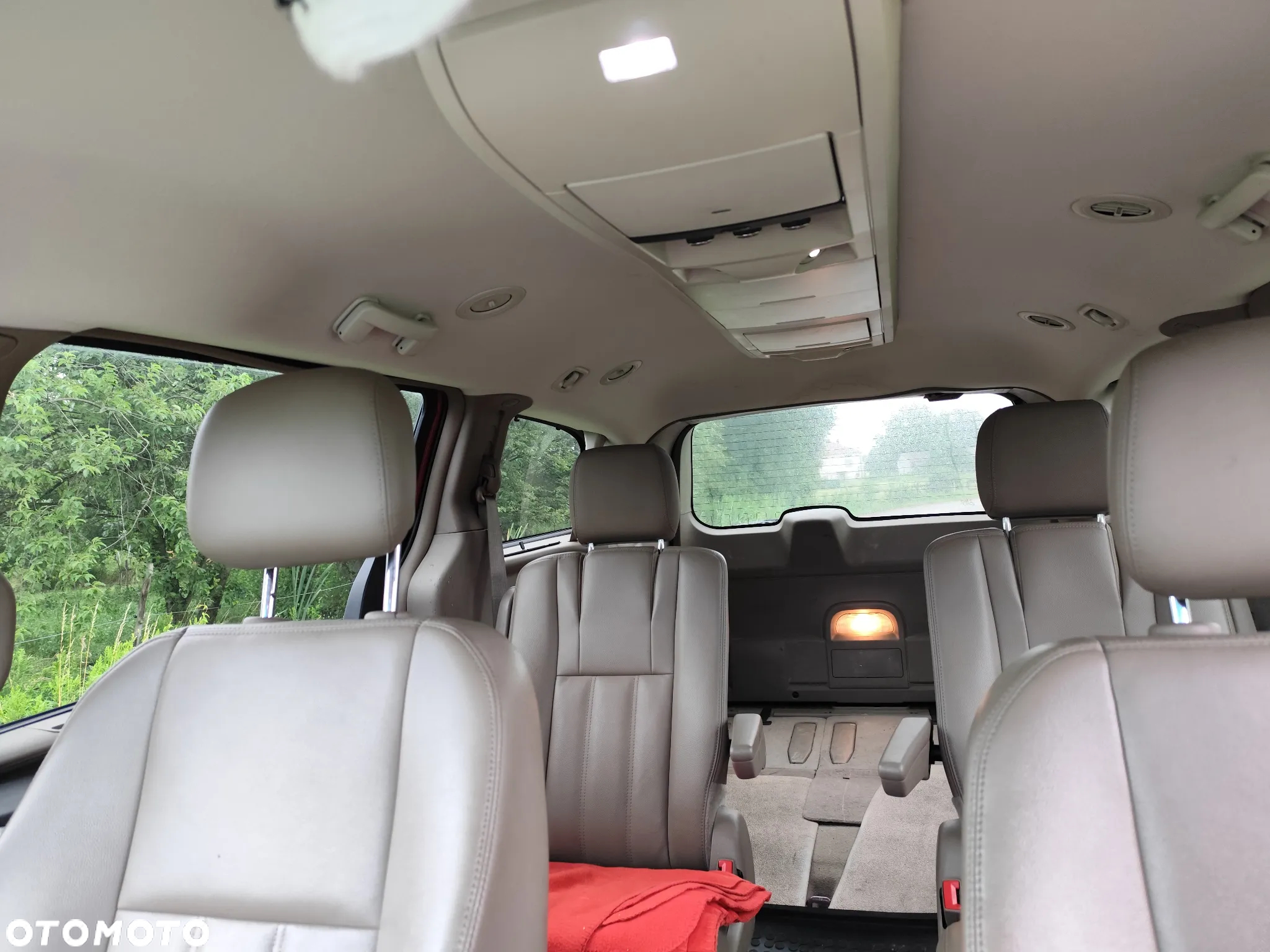 Chrysler Town & Country - 8