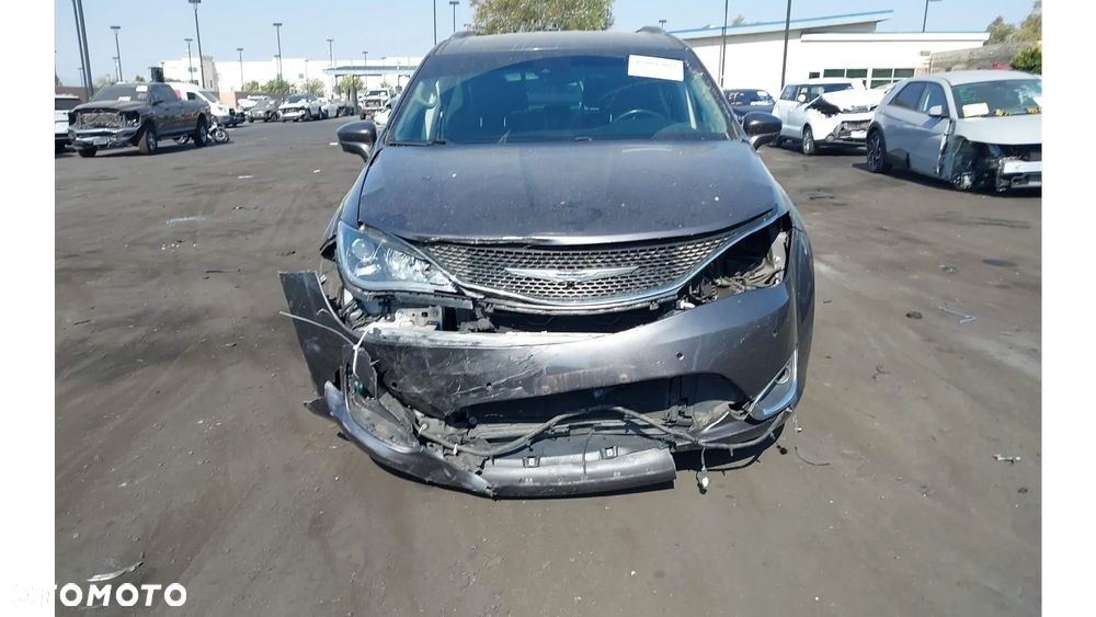 Chrysler Pacifica - 2