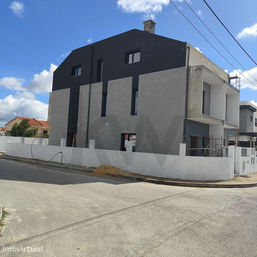 MORADIA TRIPLEX T4 GEMINADA COM ESPAÇO EXTERIOR - Grande imagem: 2/29