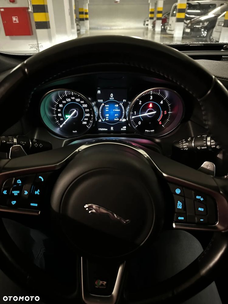 Jaguar XF 2.0 i4D R-Sport - 40