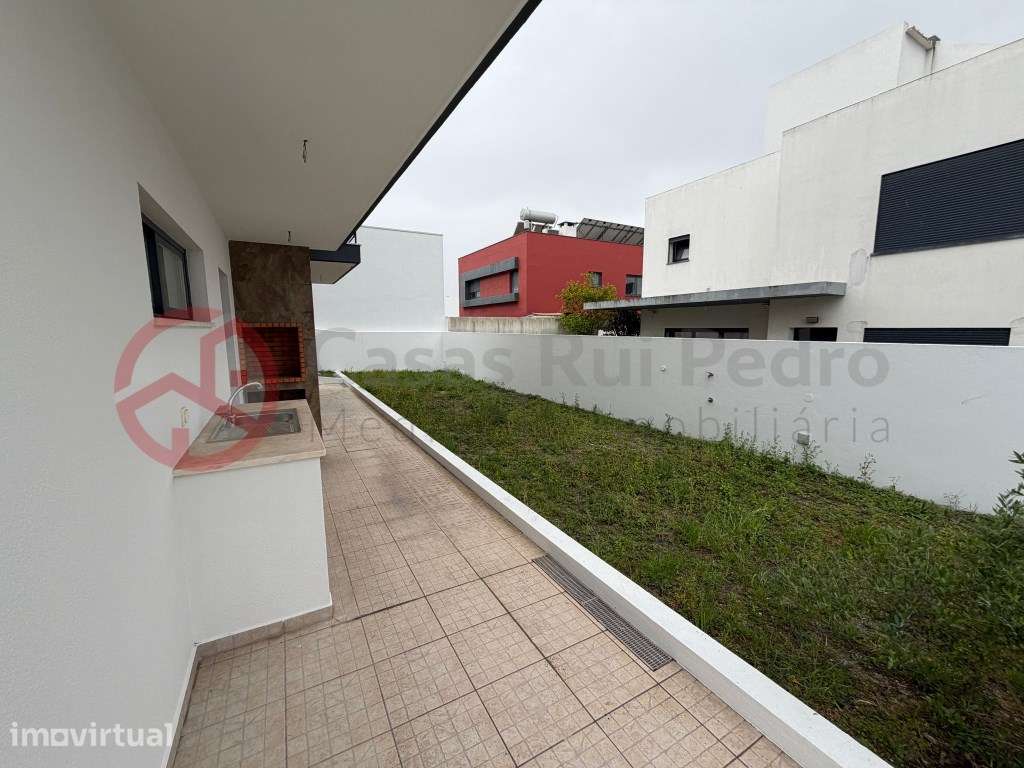Moradia T5 remodelada no Feijó, Almada - Grande imagem: 4/55
