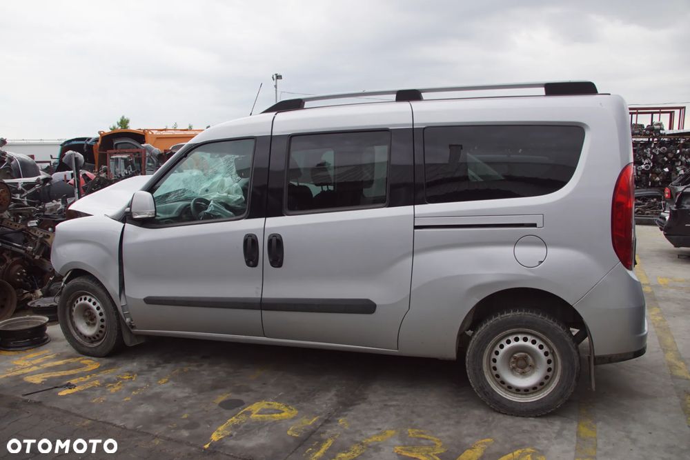 Auto na części - Fiat Doblo II Maxi Lift 1.6 MultiJet 120 KM 940C1000 C635 612A 2019R Silnik Skrzynia Drzwi Błotnik Zderzak Lampa Lusterko Klamka Szyba Deska Kokpit Sterownik Moduł Czujnik Licznik Wyświetlacz Panel Kierownica - 4