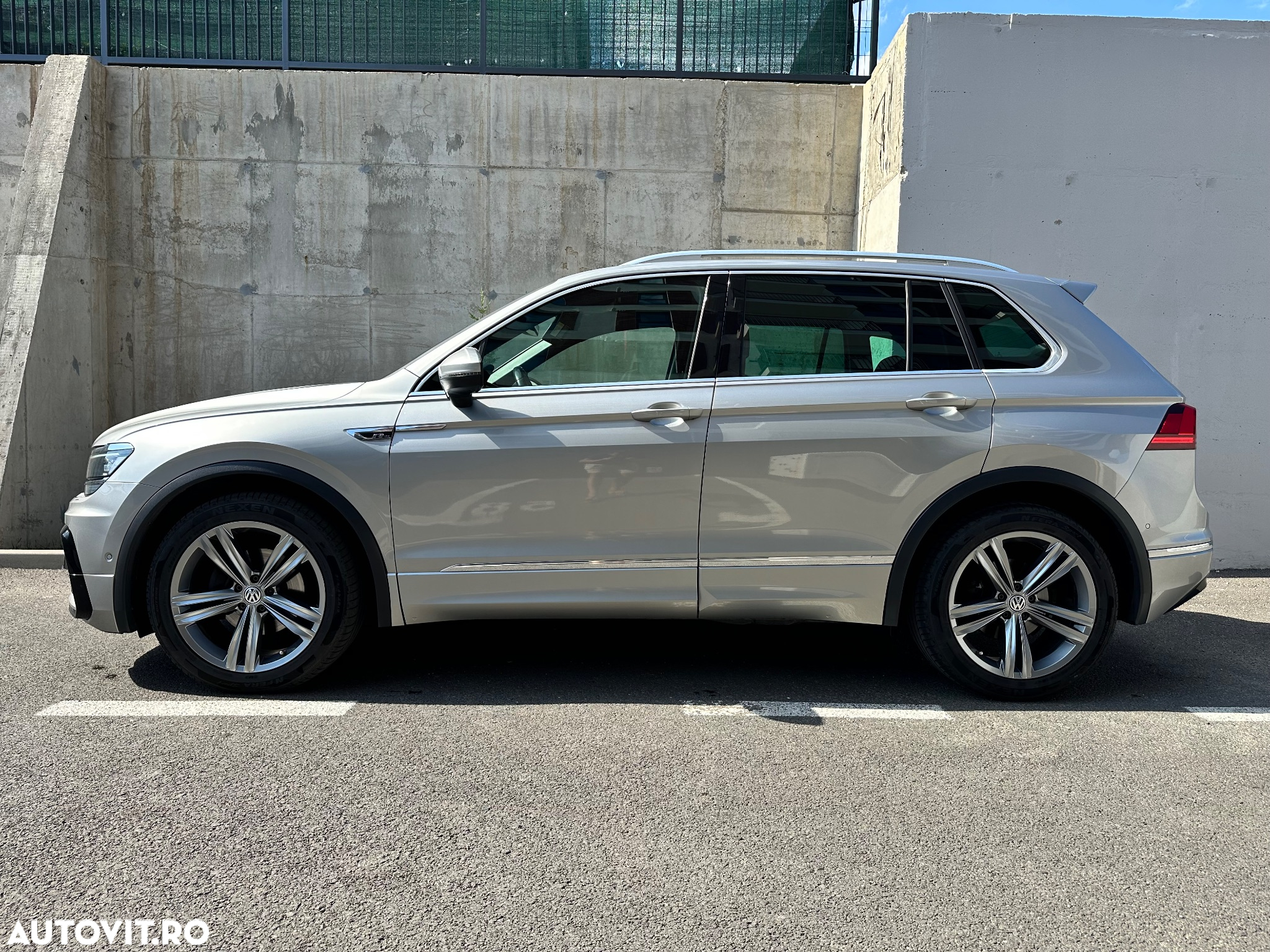 Volkswagen Tiguan 2.0 TDI SCR 4MOTION DSG R-Line - 28