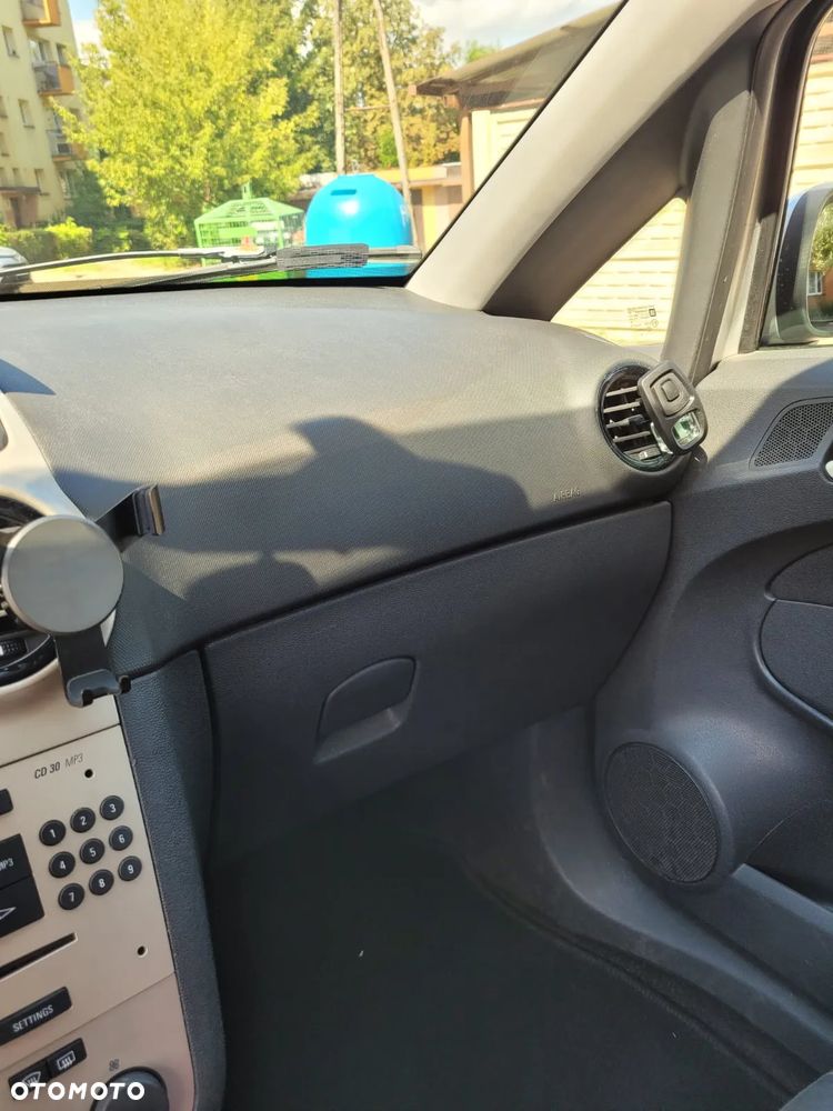Opel Corsa 1.4 16V Enjoy - 8