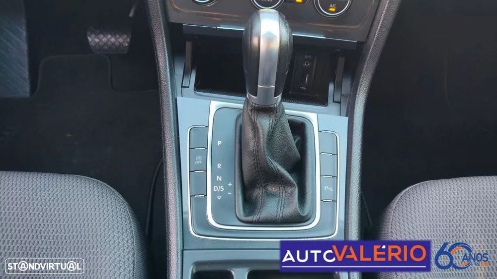 VW Golf Variant 1.6 TDi Confortline DSG - 23