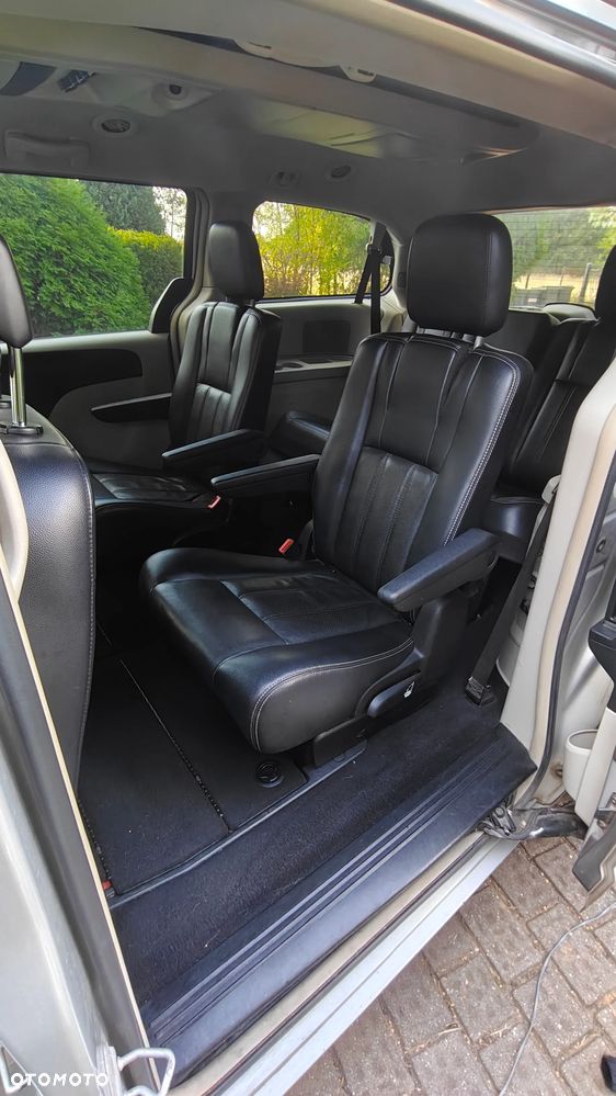Chrysler Town & Country - 23