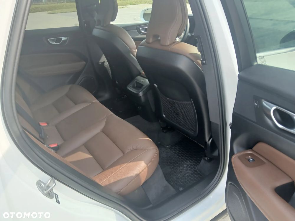 Volvo XC 60 B5 B AWD Momentum - 11