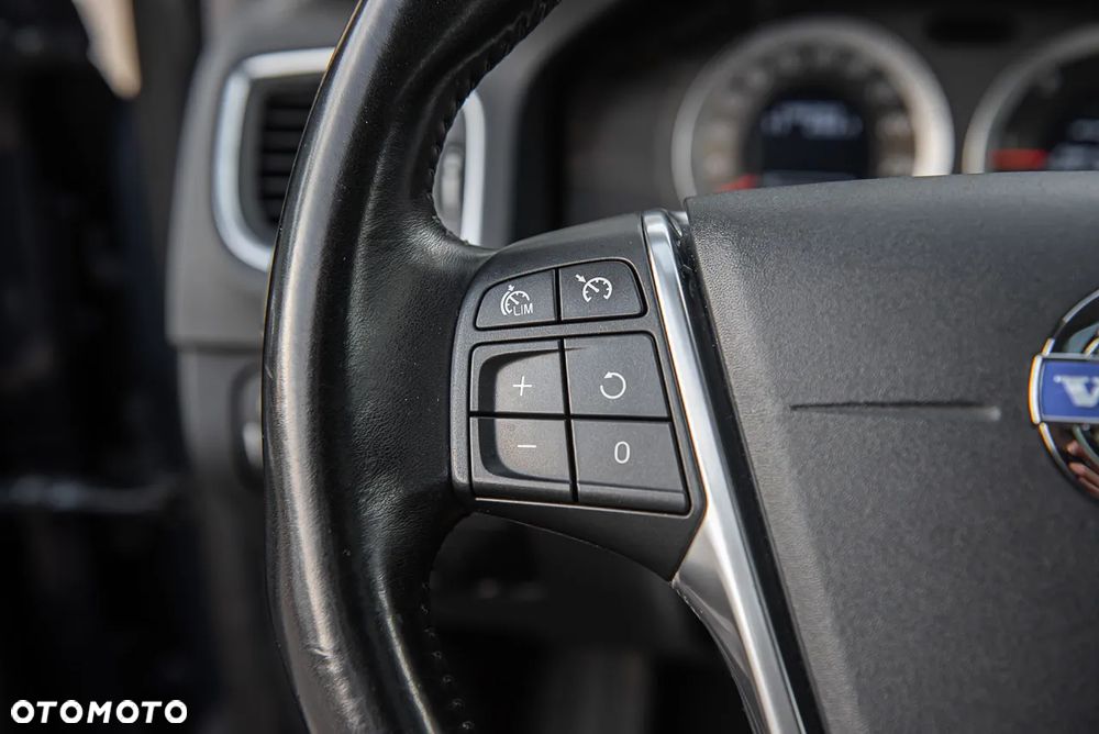 Volvo V60 D5 AWD Momentum - 25