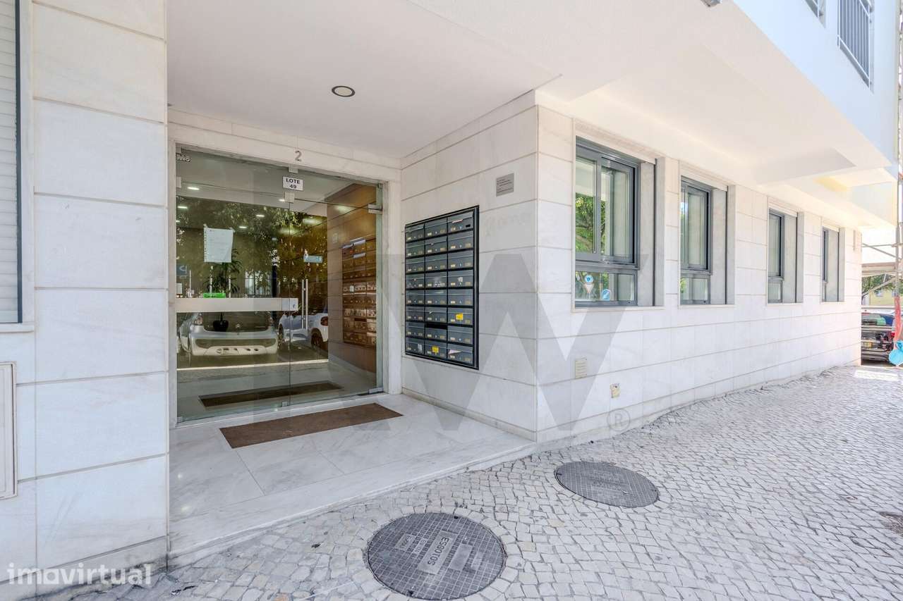 Excelente T1 na Urbanização da Atalaia | Garagem, Arrecadação e Elevad - Grande imagem: 3/25