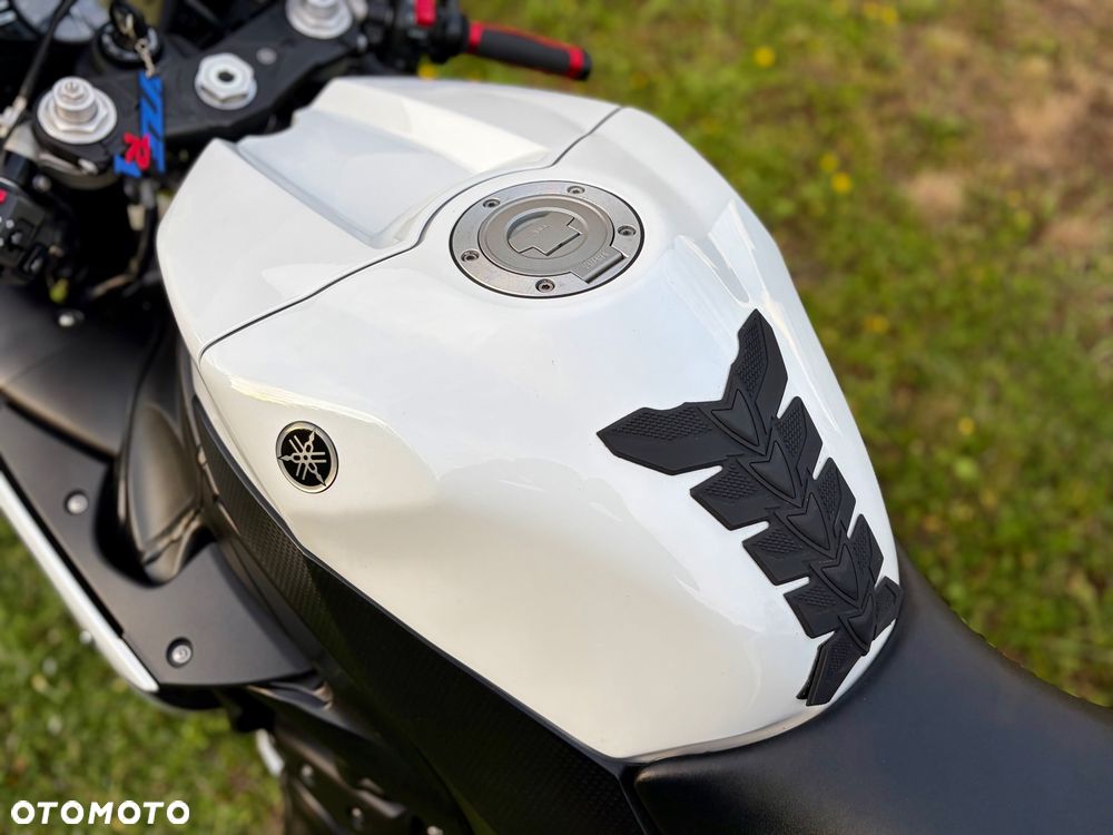 Yamaha R1 - 10
