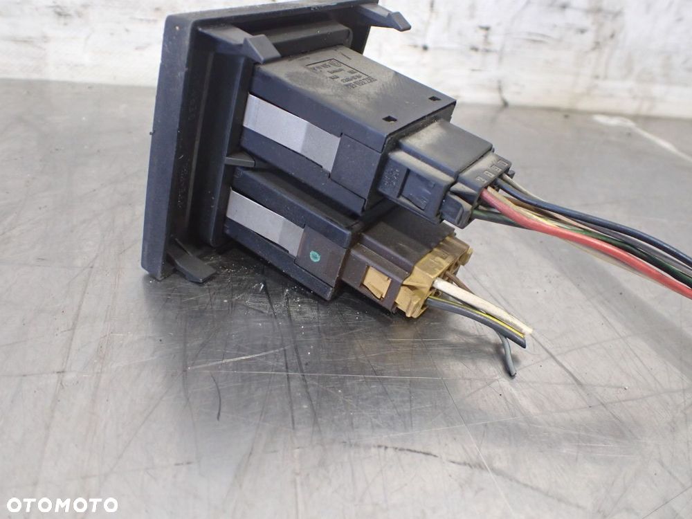 PRZEŁĄCZNIK ŚWIATEŁ AWARYJNYCH VOLKSWAGEN T4 TRANSPORTER 1.9 703953235   701858139 - 4