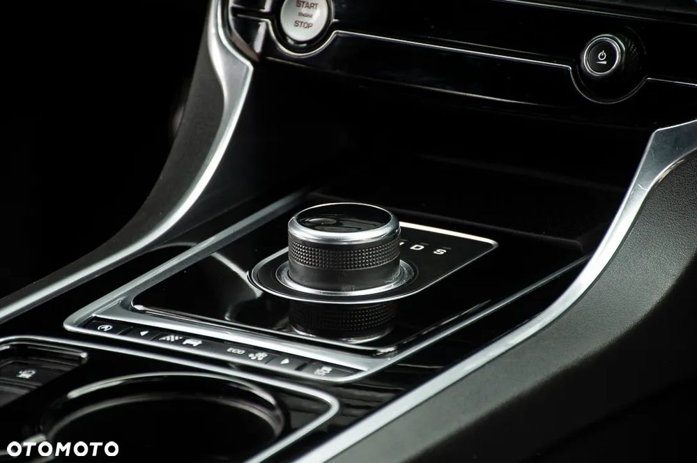 Jaguar XE - 12