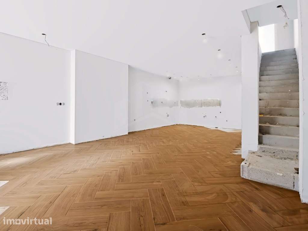 Moradia T5 Remodelada com Terraço e Jardim - Custóias - Grande imagem: 2/24