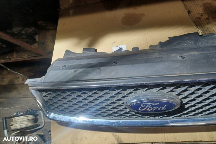 Grila bara fata centru Ford Mondeo MK3 [2000 - 2003] Sedan 1.8 MT (12 - 1