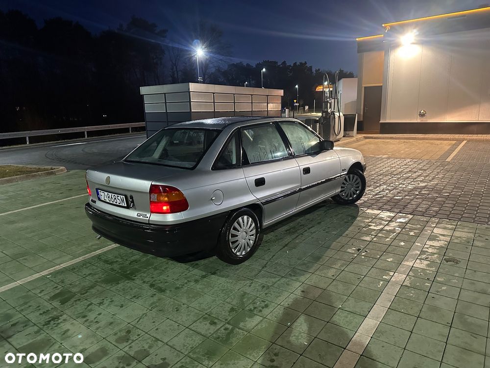 Opel Astra 1.4 GLS - 5