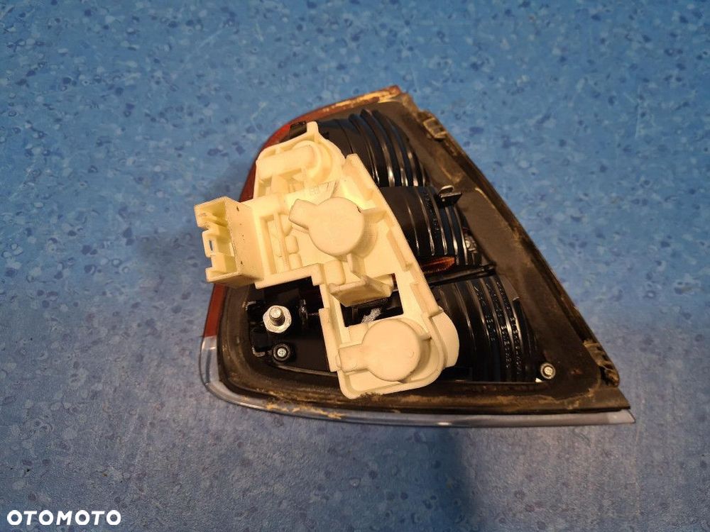 BMW 320I E90 LAMPA TYŁ PRAWA WEWNĘTRZNA - 4
