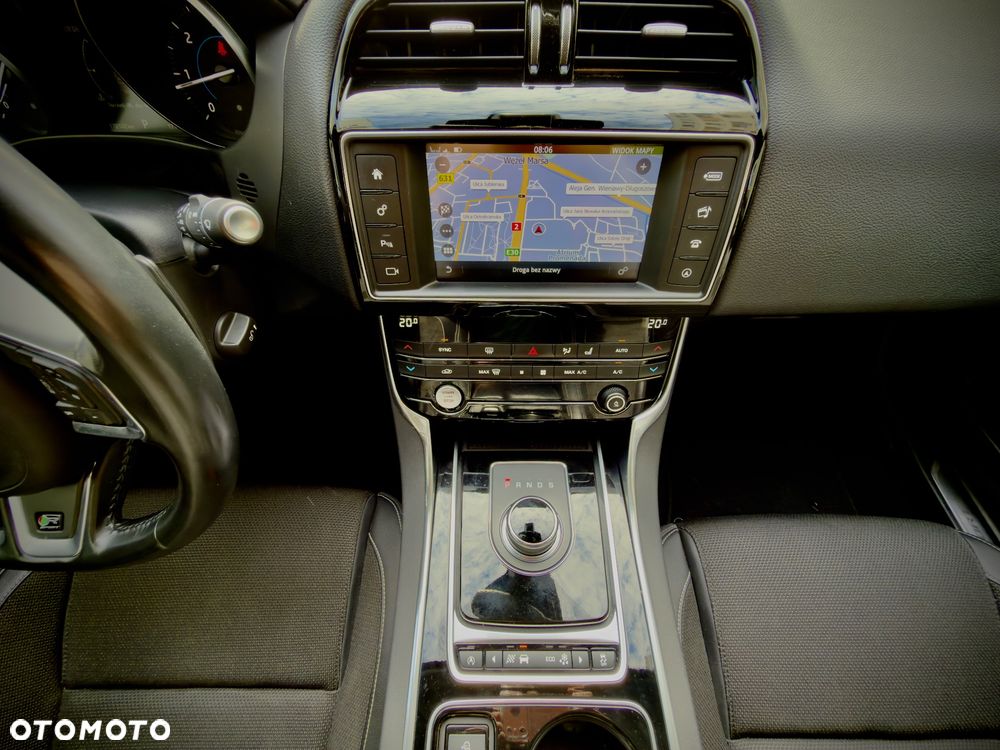 Jaguar XE 2.0 D R-Sport - 25