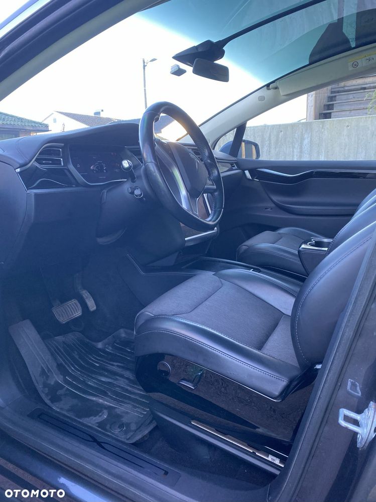 Tesla Model X - 12