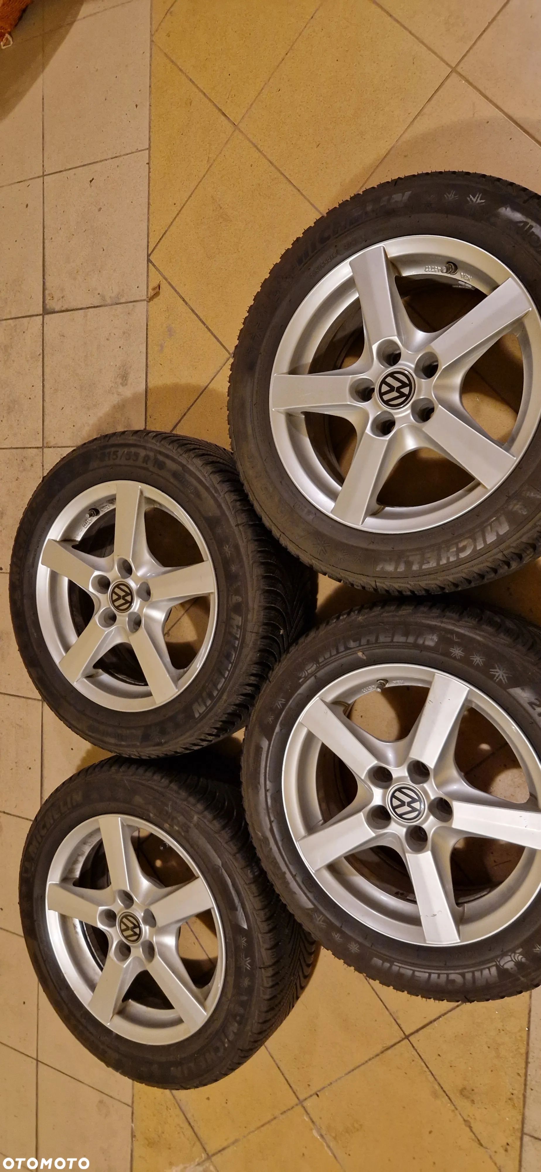 Sprzedam komplet kół z felgami aluminiowymi do VW Passata. Opony Michelin 215/55/R16 - 1