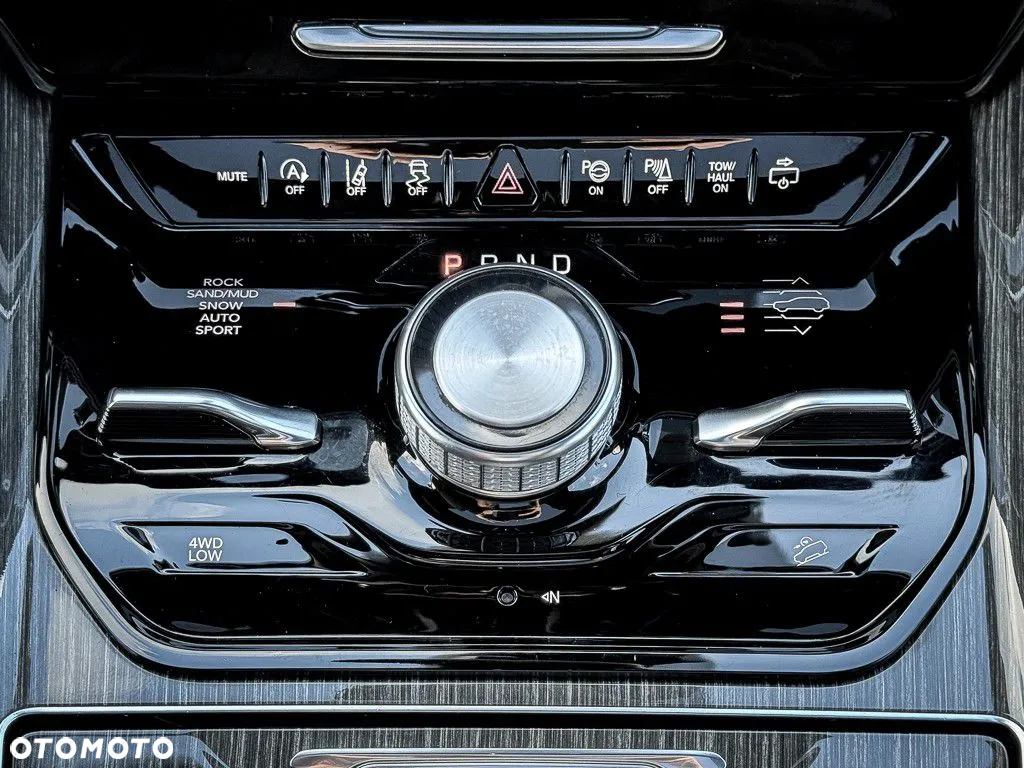Jeep Wagoneer - 20