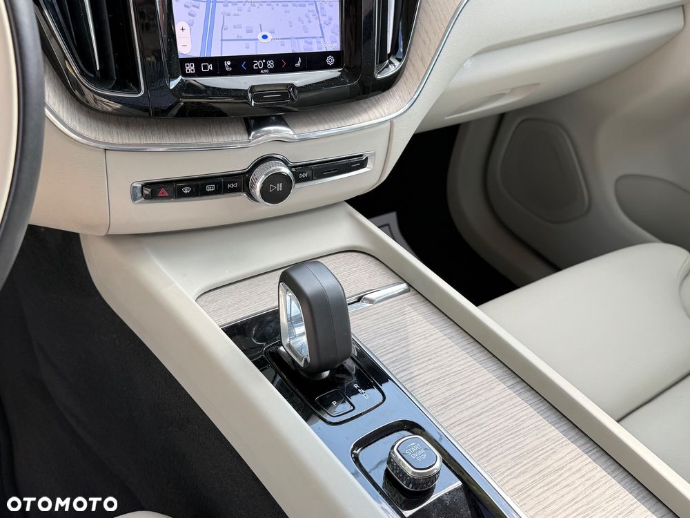 Volvo XC 60 B4 B Plus Dark - 20