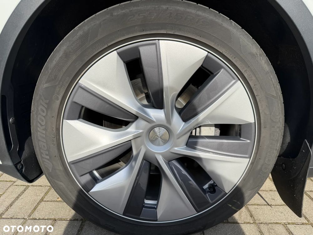 Tesla Model Y Long Range AWD - 29
