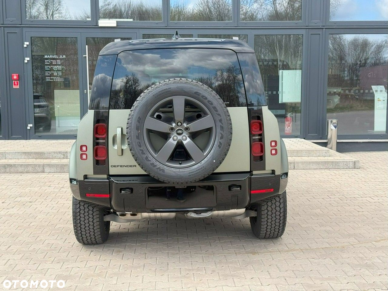 Land Rover Defender - 10