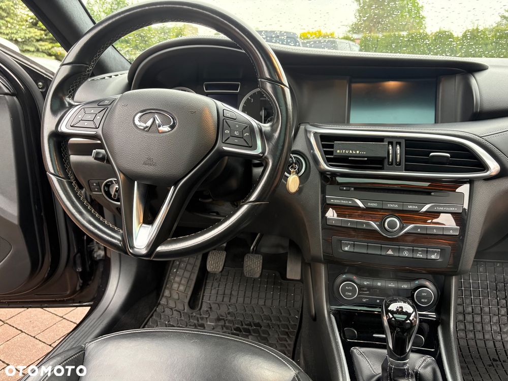 Infiniti Q30 1.5d Premium City Black - 31