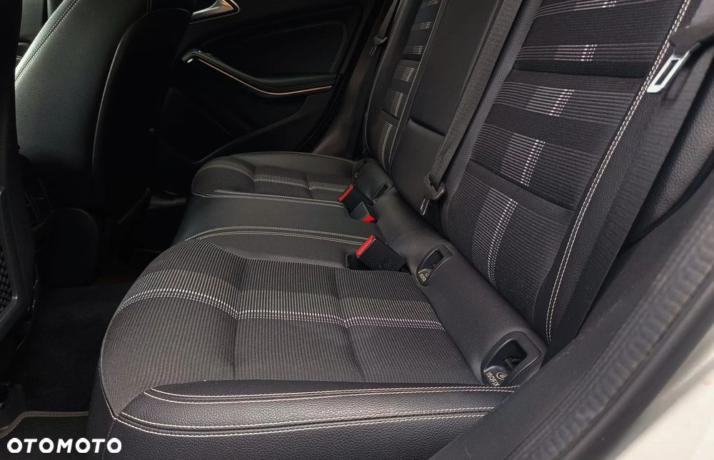 Mercedes-Benz GLA 180 Urban - 9