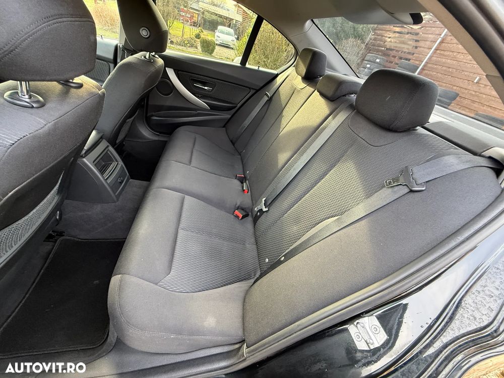 BMW Seria 3 320d Aut. - 27