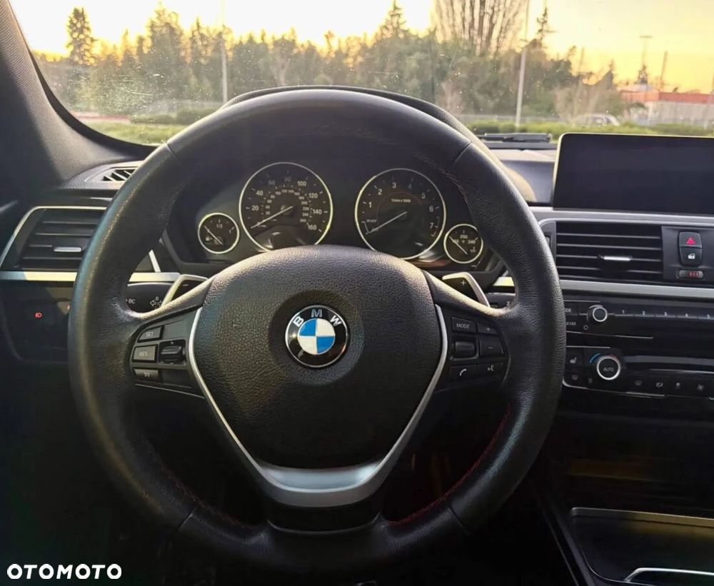 BMW Seria 3 330i xDrive - 14