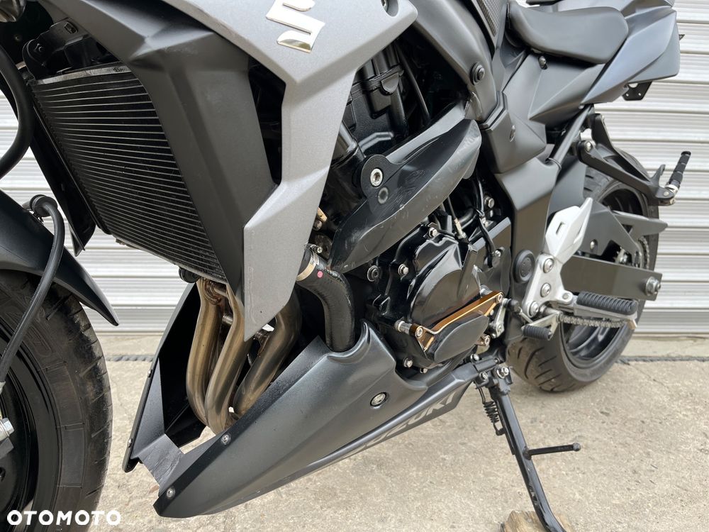 Suzuki GSR - 28