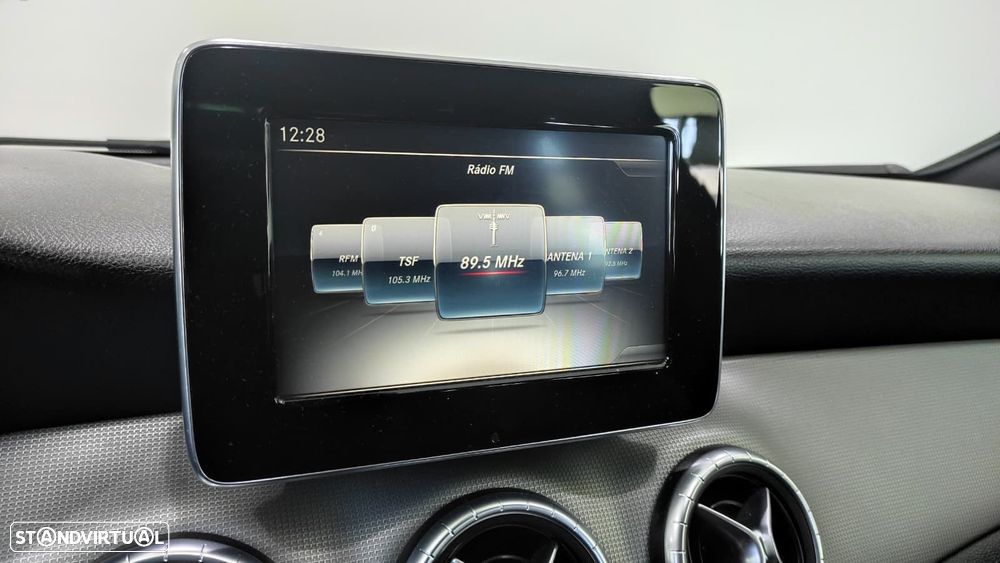 Mercedes-Benz CLA 200 d Shooting Brake AMG Line - 32