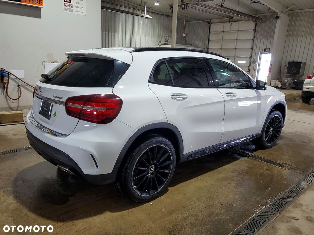 Mercedes-Benz GLA 250 4Matic 7G-DCT - 3