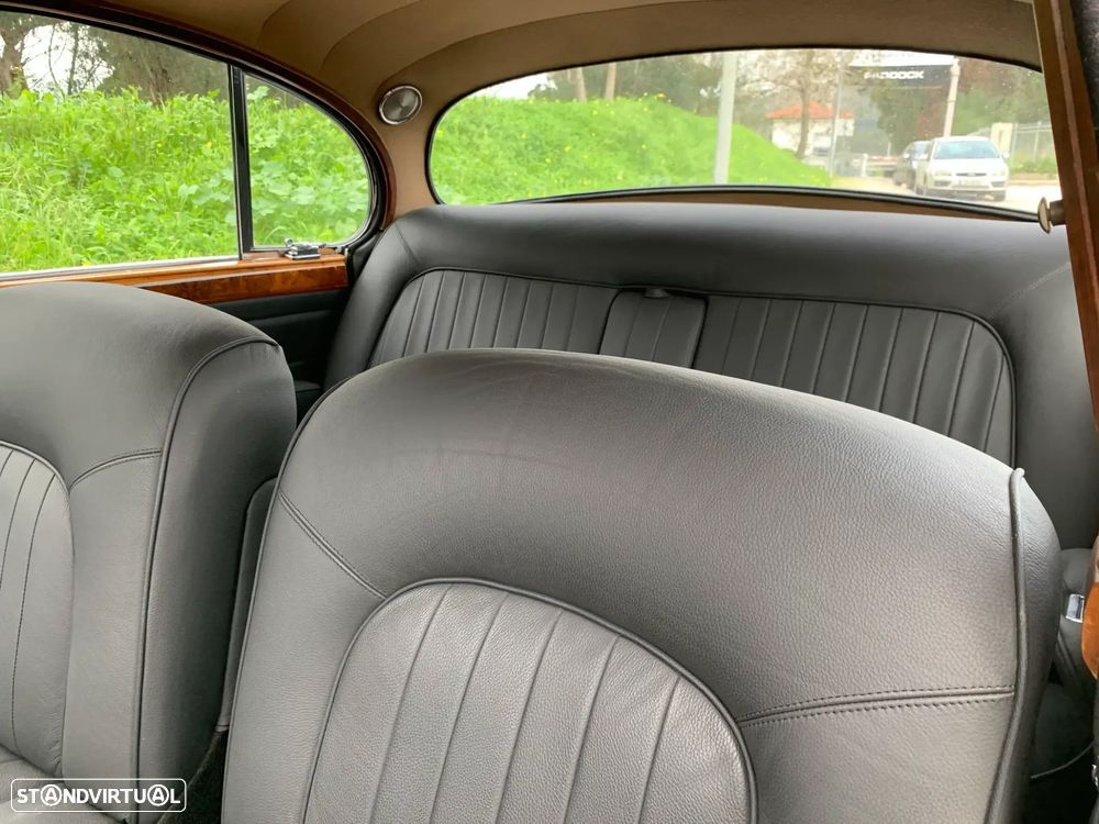 Jaguar MK II - 18