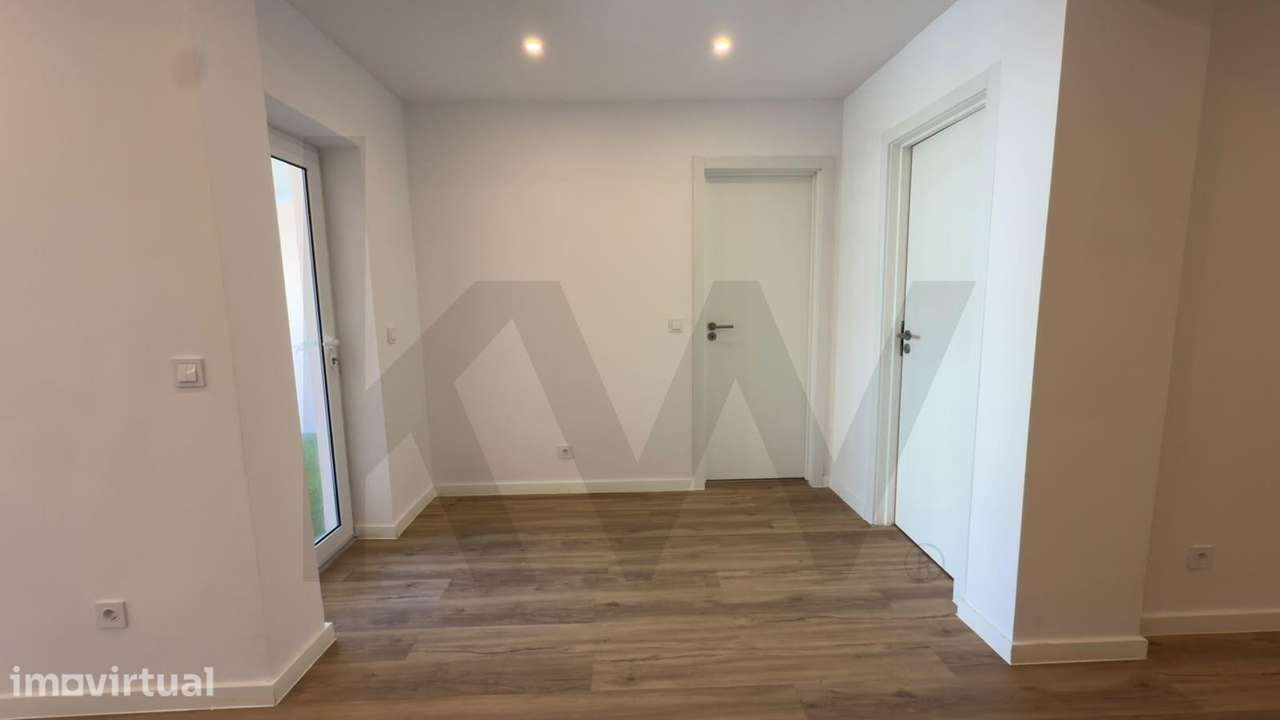 T2 Totalmente Remodelado | Terraço 13 m2 + Vista Desafogada | Queluz - Grande imagem: 3/14