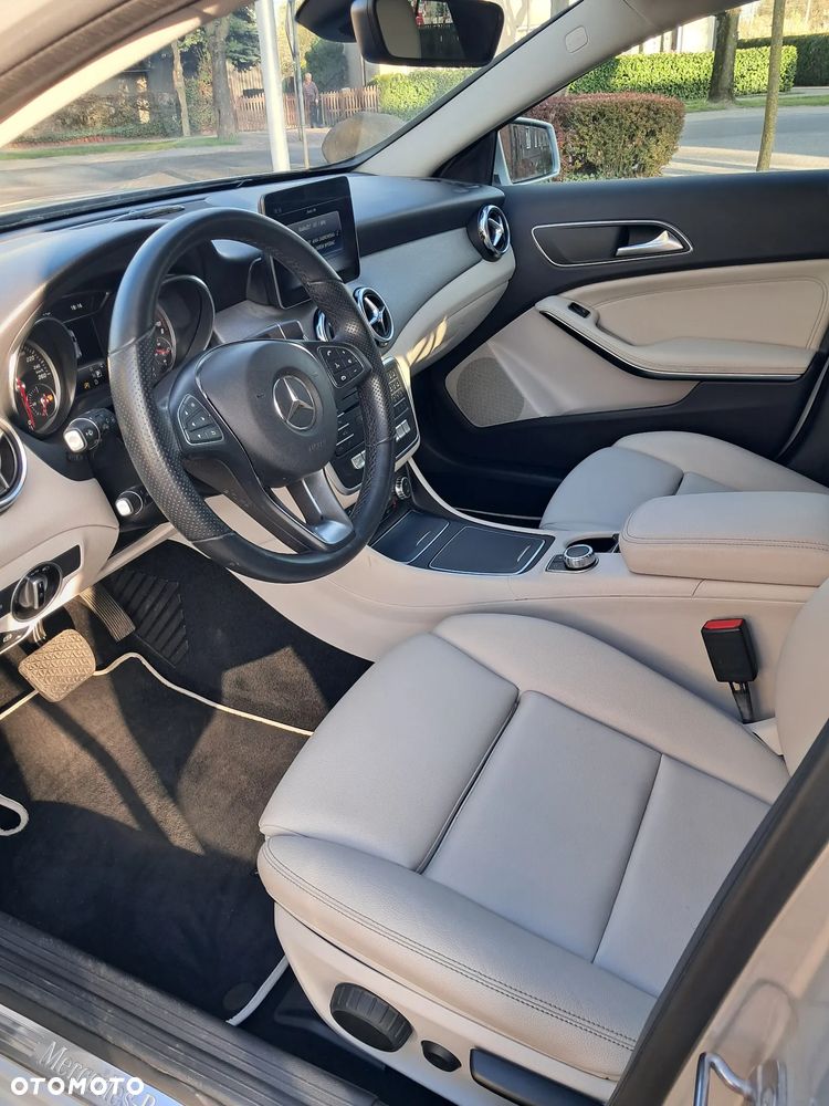 Mercedes-Benz GLA 180 7G-DCT - 15