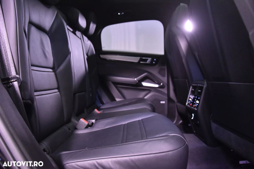 Porsche Cayenne Coupe - 12