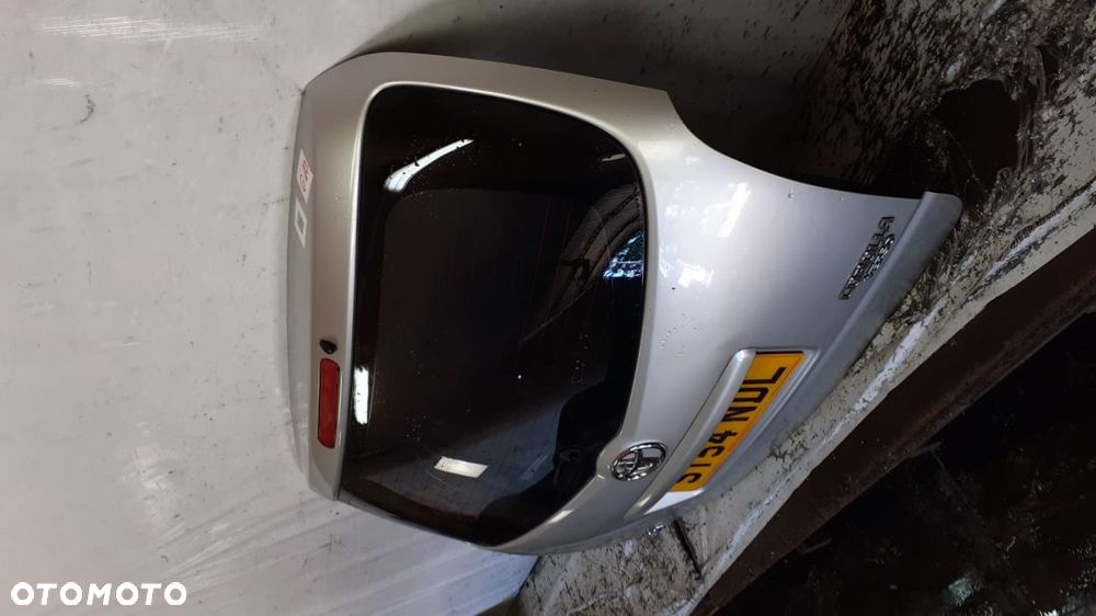 # KLAPA TYŁ BAGAŻNIKA DO TOYOTA COROLLA VERSO 199 - 3