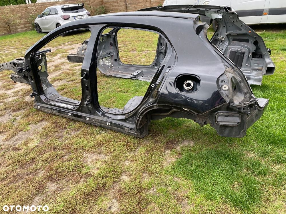 MERCEDES gla 156 slupek prog prawy lewy caly bok kolor 191 - 1
