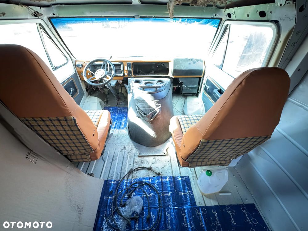 Ford ECONOLINE 300 V8 - 11