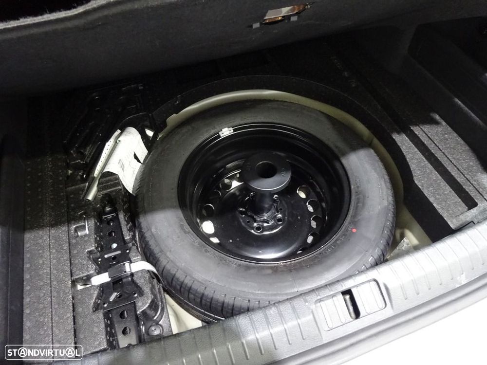 VW Passat 1.6 TDI Confortline - 31