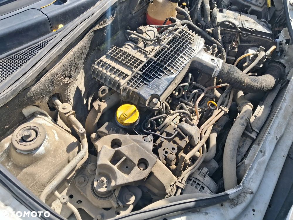 Renault Kangoo 1 I FL Lift silnik kompletny 1.5 Dci K9K718 K9K 718 skrzynia biegów drzwi maska klapa zderzak błotnik lakier D389 Biały szyba lusterko turbina czujnik ciśnienia paliwa pompa wtrysk przewód wąż rura intercooler alternator rozrusznik przepływomierz sterownik moduł łapa stacyjka mechanizm klamka zamek pompa wspomagania przewód chłodnica kolektor maglownica belka sanki zwrotnica zacisk hamulcowy osłona atrapa lampa reflektor fotel sprężarka klimatyzacji panel nawiewu dmuchawa wentylator fotel boczek kanapa relingi UCH lewarek półka bagażnika tłumik wydech NA CZĘŚCI - 8