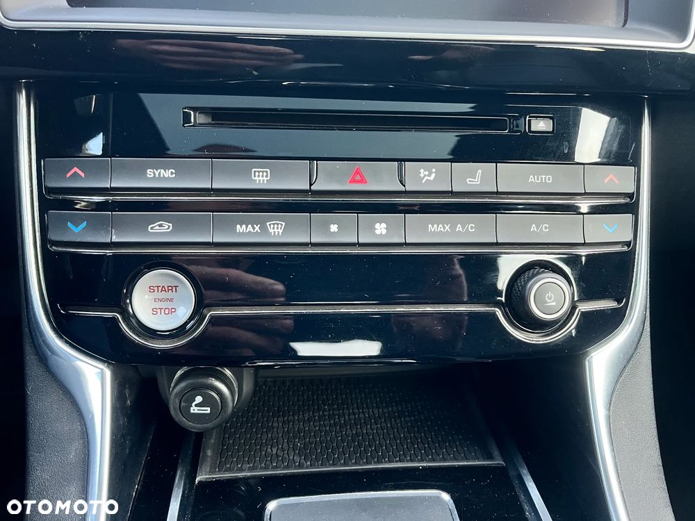 Jaguar XE 2.0 D AWD R-Sport - 29