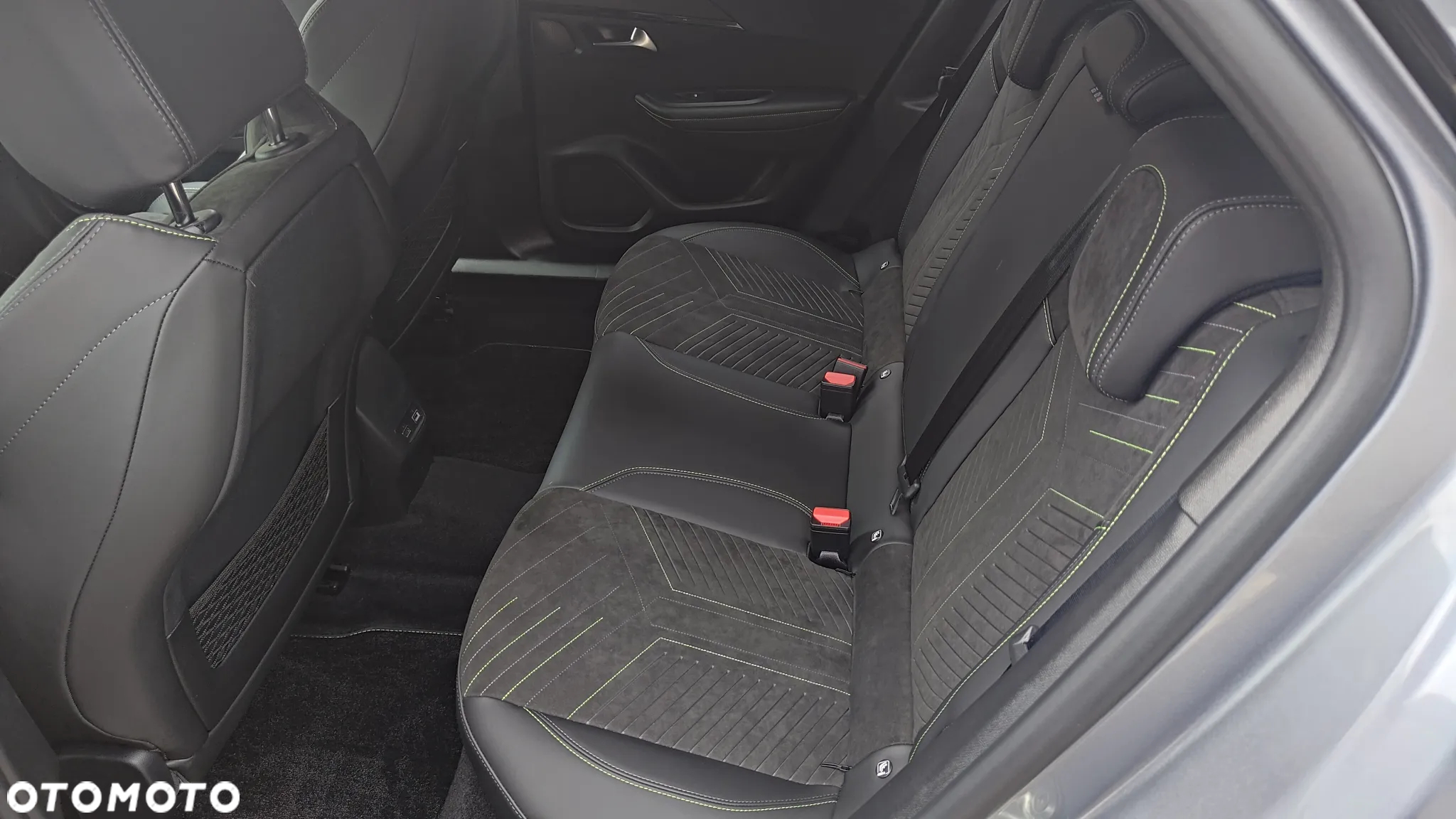 Peugeot 2008 PureTech 130 EAT8 GT - 24