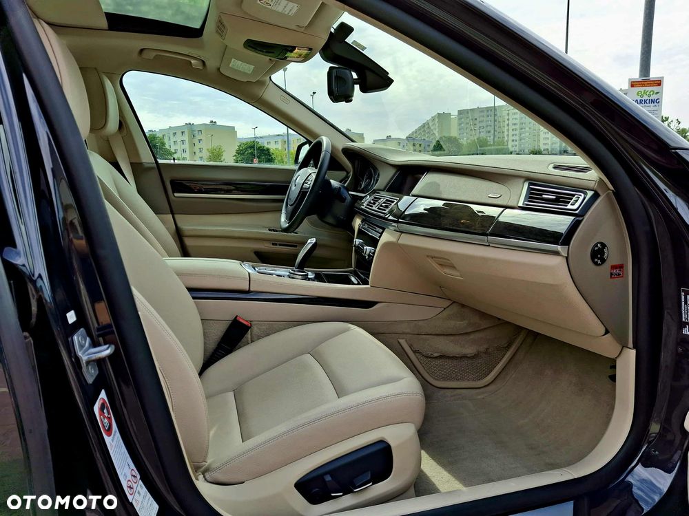 BMW Seria 7 740i Edition Exclusive - 16