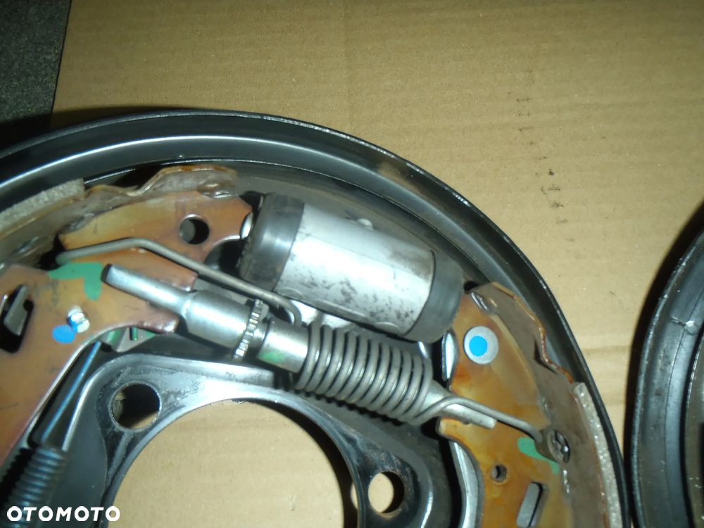bęben szczęki cylinderek rozpierak hamulec tylny osłona tarcza kotwiczna kostka abs z zawieszenie tył toyota yaris II III 2 3 jak nowe - 16
