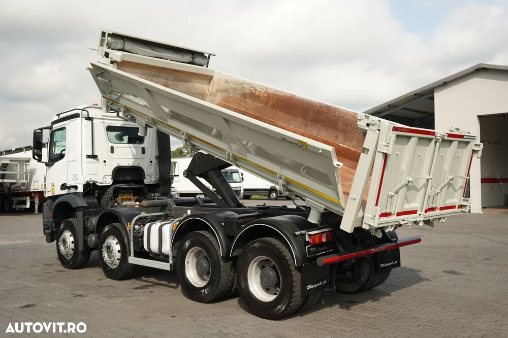 Mercedes-Benz AROCS 3240 / 8x4 / BASCULARE BILATERALĂ - 5,7 M / OBOR ȚIUNE LATERALĂ HIDRAULICĂ / AUTOMAT / EURO 6 / - 5