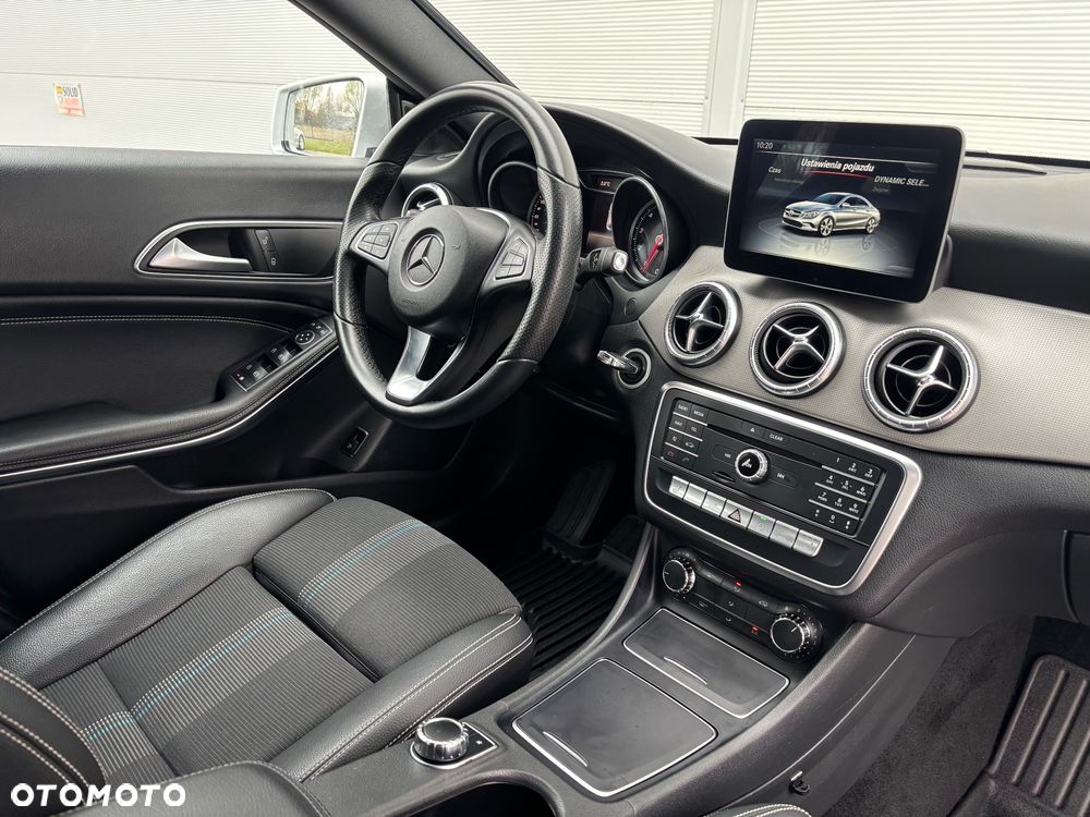 Mercedes-Benz CLA 180 7G-DCT Urban - 32