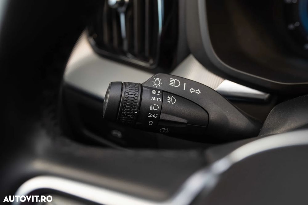 Volvo XC 60 B4 MHEV AT AWD Plus Dark - 25